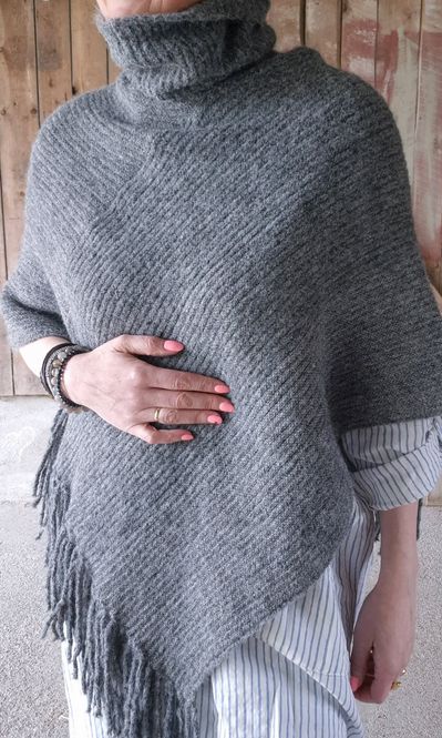 Hovedbilde MORILD Fringe Poncho Grå